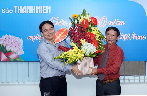 Anh Nguyễn Đắc Vinh tặng hoa chúc mừng tập thể lãnh đạo, cán bộ, nhân viên, phóng viên Báo Thanh Niên